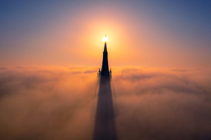 Katedra w Szczecinie we mgle podczas wchodu słonca