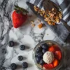 Zdjęcie flat lay przy wykorzystaniu tła produktowego