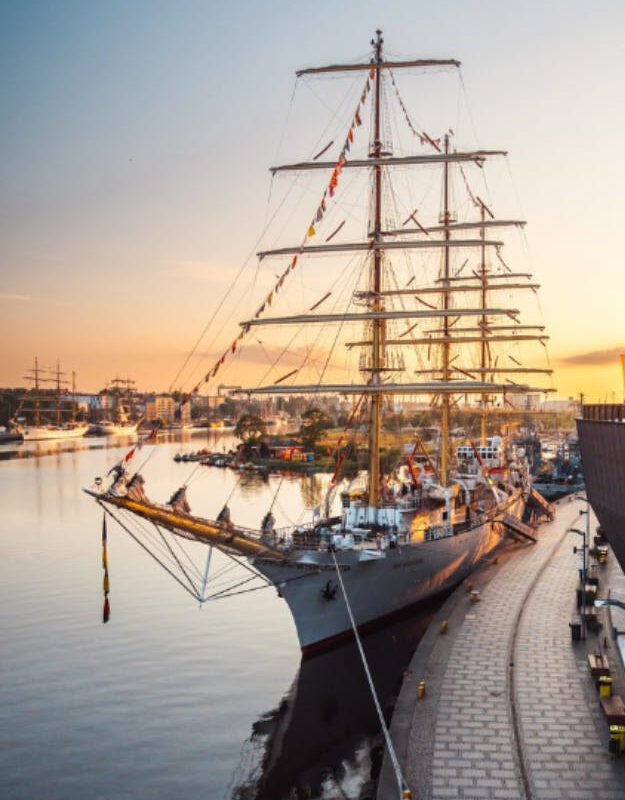 Dar Młodzieży w Szczecinie o poranku podczas finału The Tall Ships Races 2024