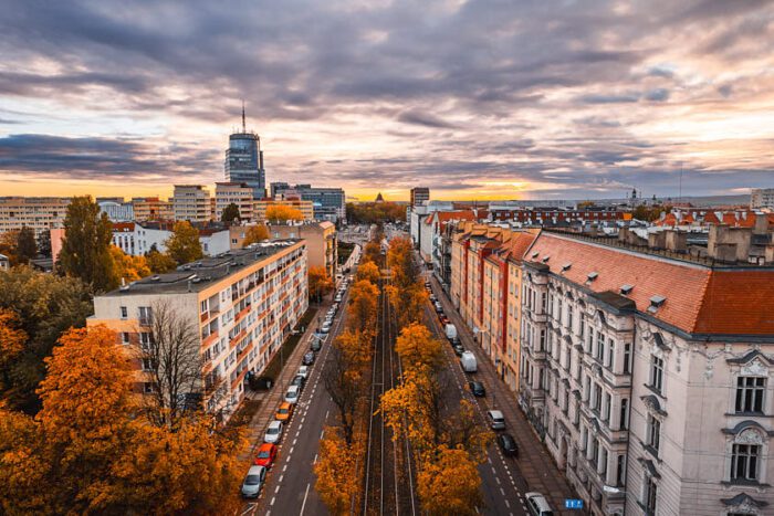 Ulica Piłsudzkiego w Szczecinie prowadząca do placu Rodła w jesiennej odsłonie.