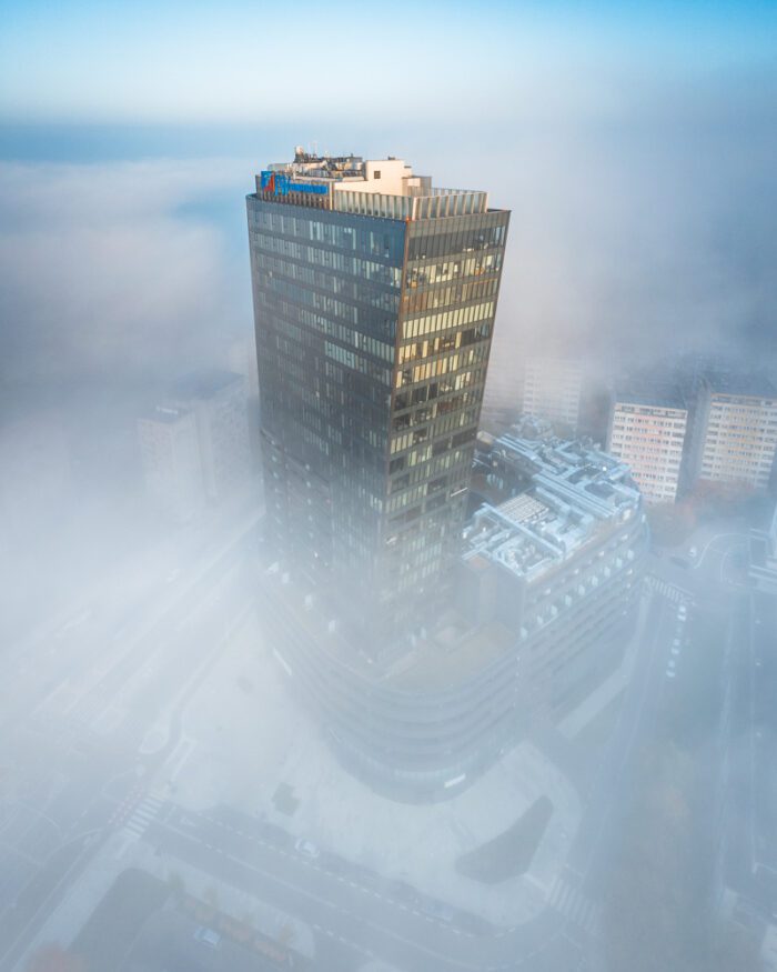 Szczecińska Hanza Tower we mgle