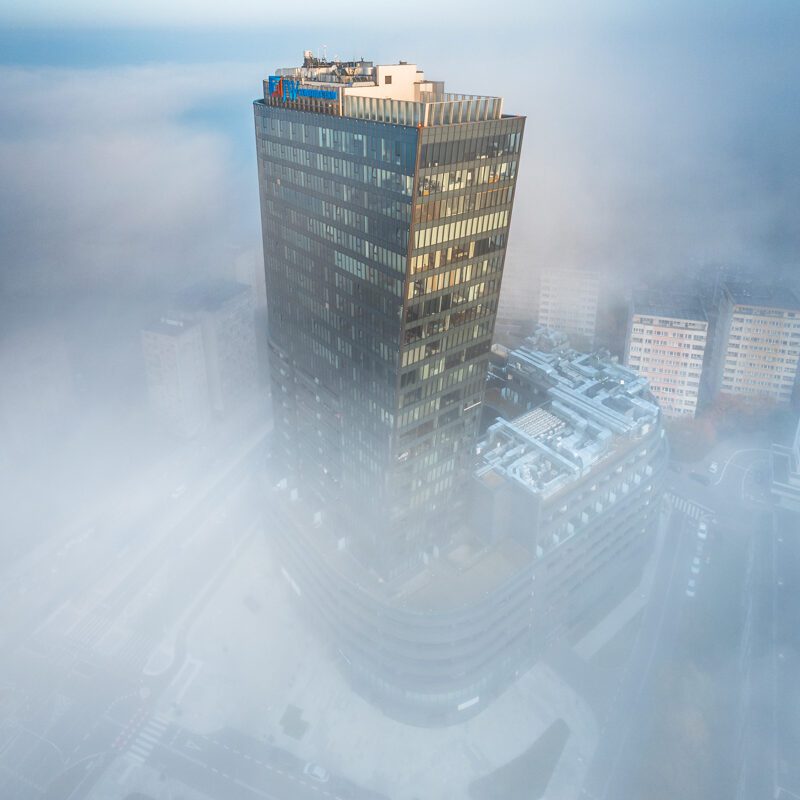 Szczecińska Hanza Tower we mgle