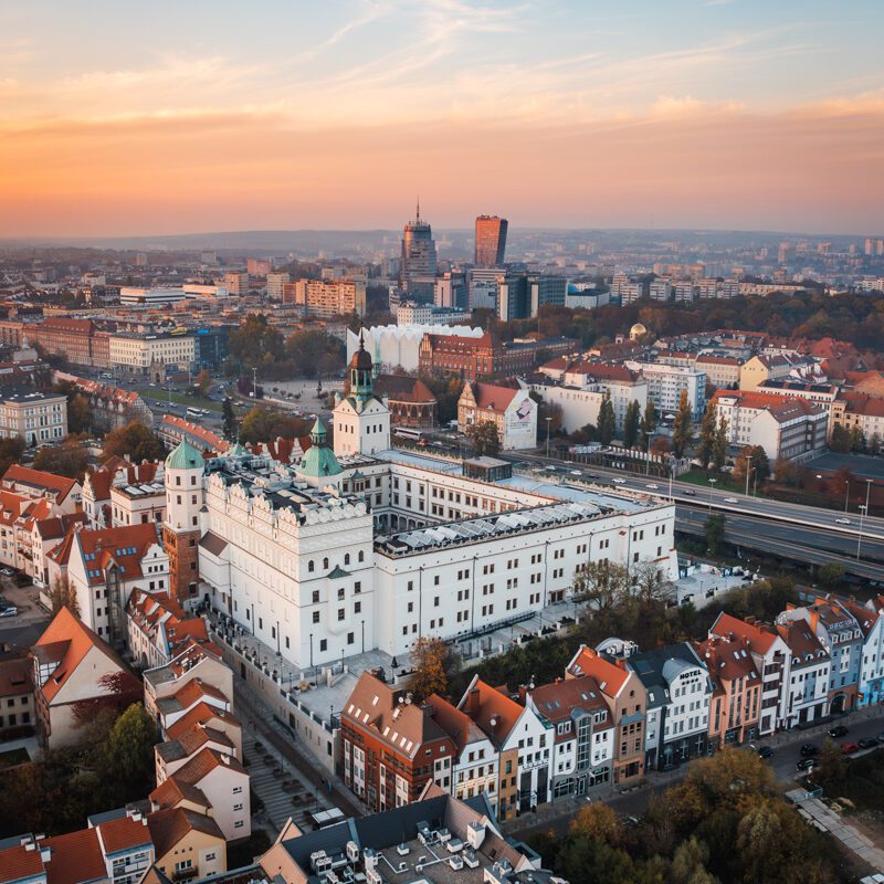 Zamek Książąt Pomorskich w Szczecinie o zachodzie słońca.