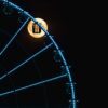Wydruk przedstawiający Wheel of Szczecin na tle pełni księżyca.