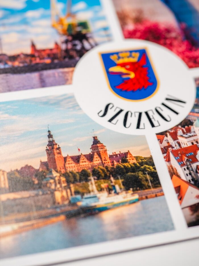 Detal na strukturę "plastra miodu" ręcznie robionych magnesów z symbolami Szczecina.