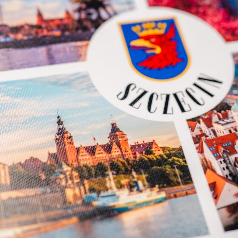 detal-tekstura-magnes-duzy-szczecin Detal na strukturę "plastra miodu" ręcznie robionych magnesów z symbolami Szczecina.