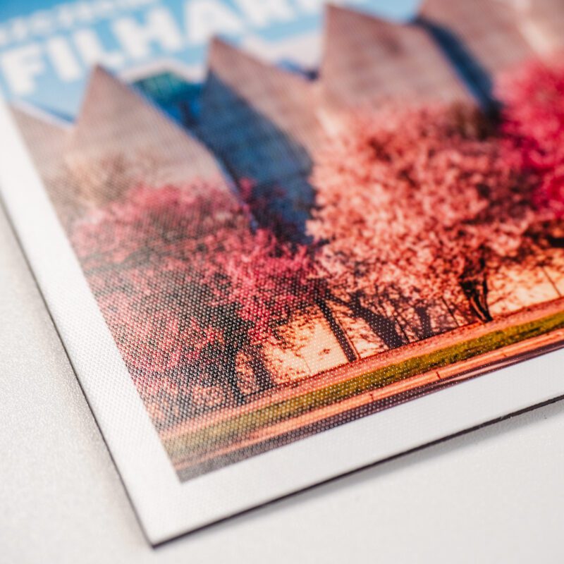 Detal na strukturę "plastra miodu" ręcznie robionych magnesów z symbolami Szczecina.