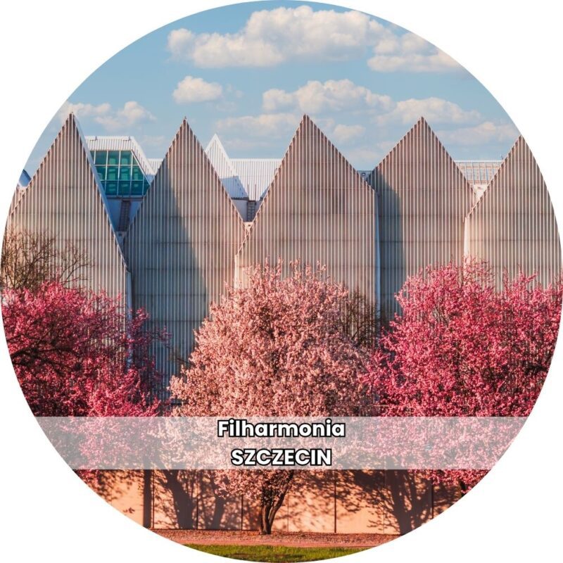 Drewniana podkładka pod kubek z motywem Filharmonii w Szczecinie.