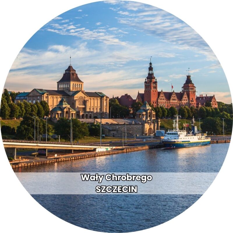 Drewniana podkładka pod kubek z motywem Wałów Chrobrego w Szczecinie.