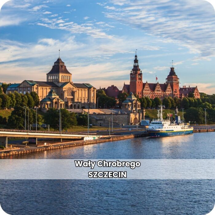 Drewniana podkładka pod kubek z motywem Wałów Chrobrego w Szczecinie.