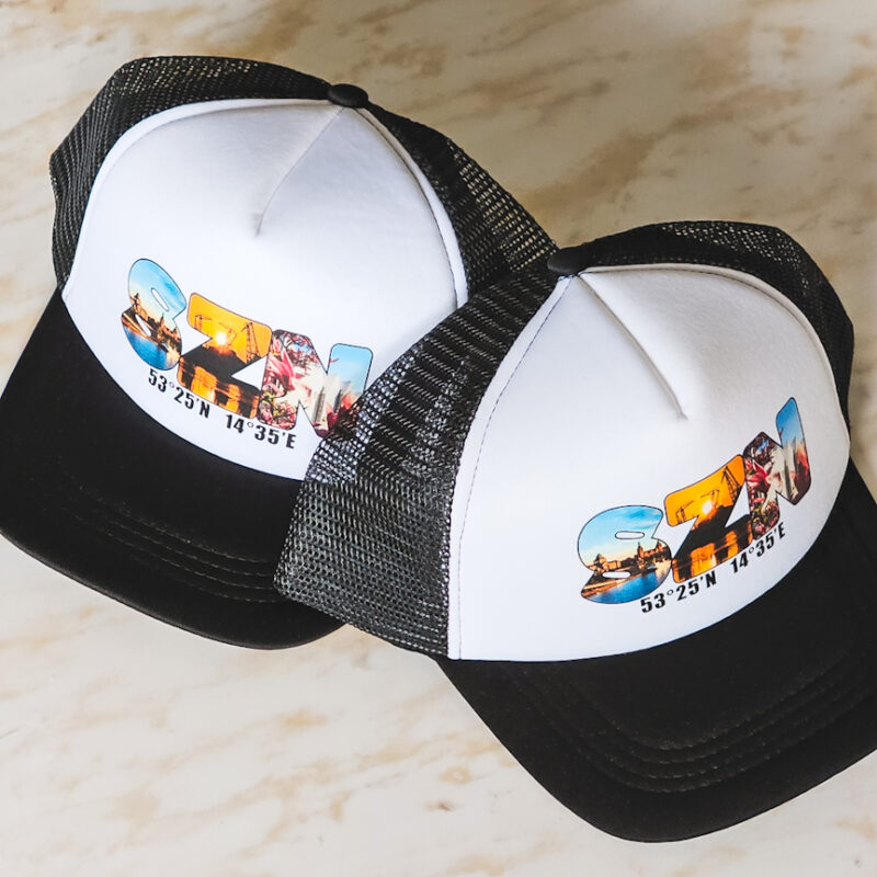 Stylowa czapka z daszkiem SZN ze szczecińskimi symbolami i współrzędnymi miasta. Autorski projekt, idealna pamiątka i prezent ze Szczecina.