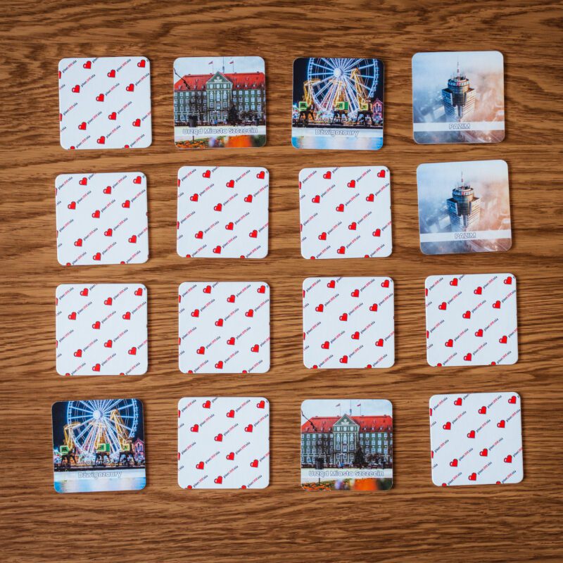 Prezentacja kart do gry memo ze szczecińskimi zdjęciami autorstwa Adriana Stejki.