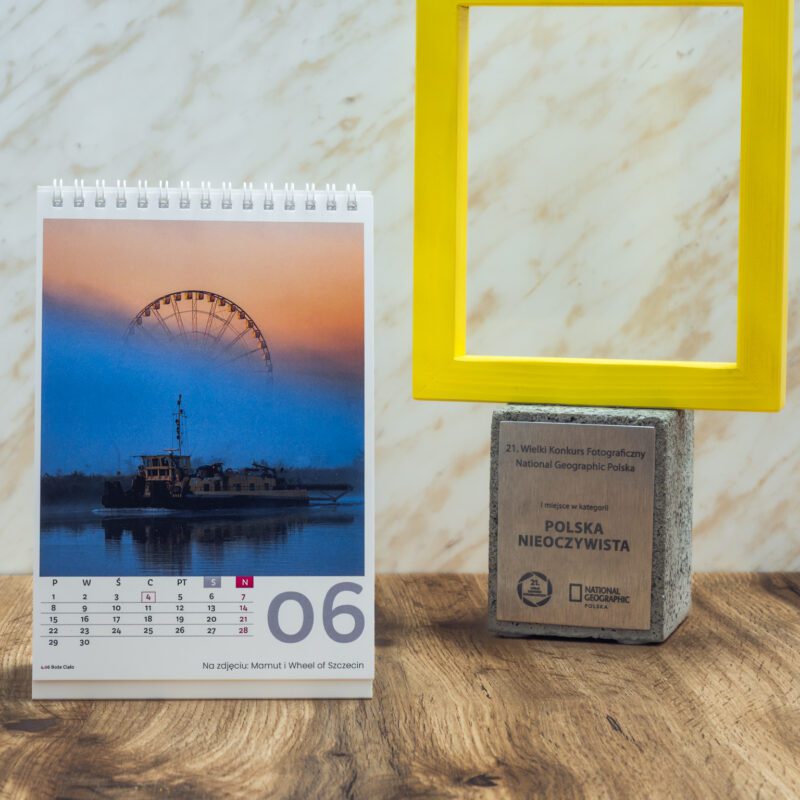 Kalendarz zawiera zdjęcie nagrodzone w 21. Wielkim Konkursie Fotograficznym National Geographic zdobywając 1. miejsce w kategorii "Polska nieoczywista"