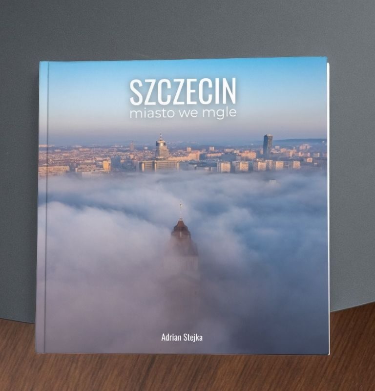 Okładka albumu fotograficznego Szczecin - miasto we mgle. Książka autorstwa: Adriana "mr.stejku" Stejki