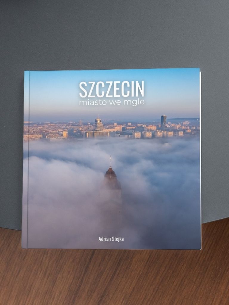 Okładka albumu fotograficznego Szczecin - miasto we mgle. Książka autorstwa: Adriana "mr.stejku" Stejki