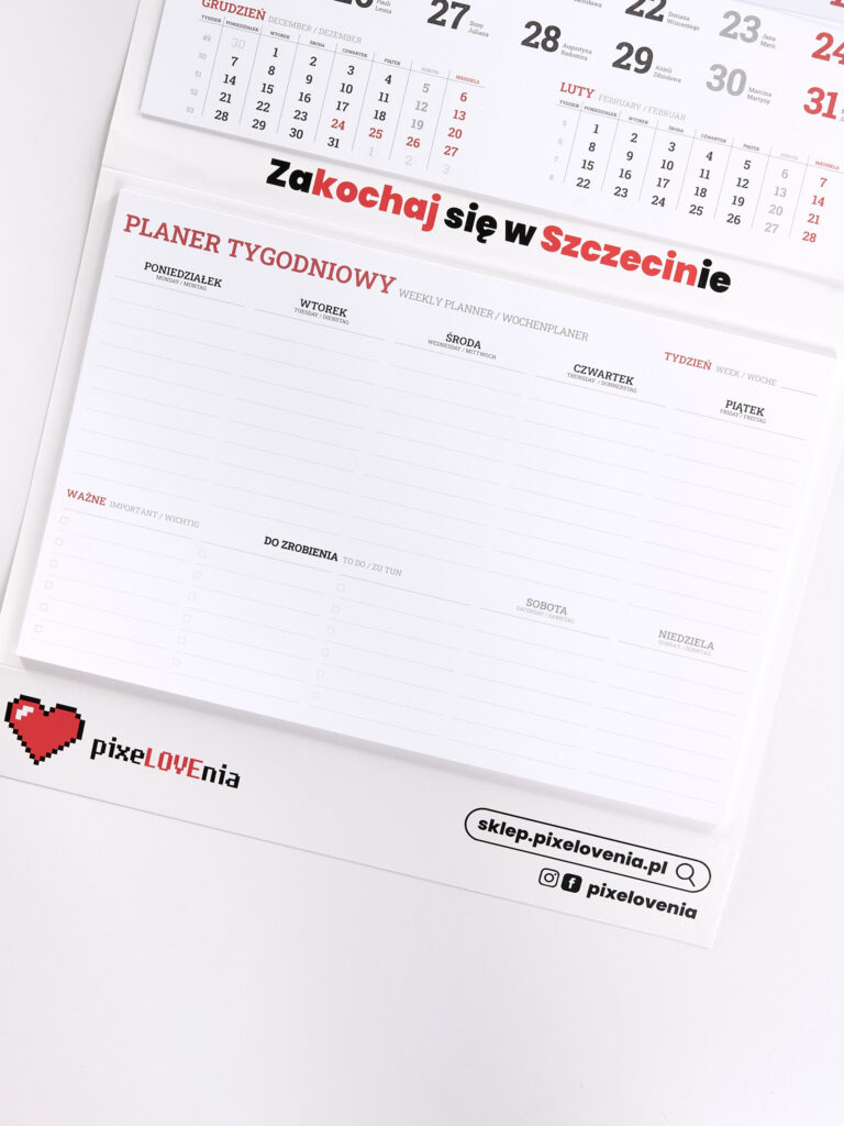 Wygląd tygodniowego planera w kalendarzu ściennym, dwudzielnym 2027 z kolażem zdjęć Szczecina.